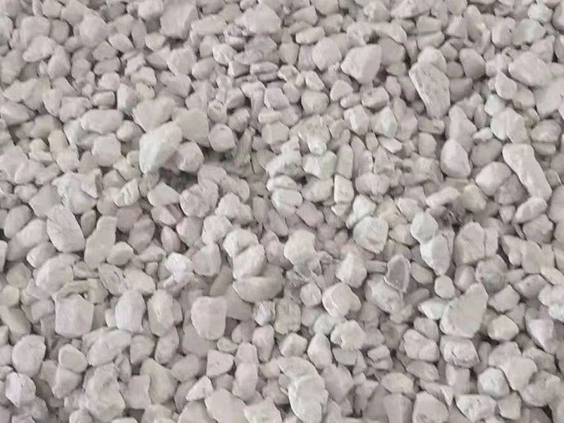 作为建筑材料，石灰在其中扮演什么角色？